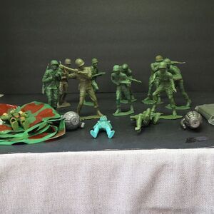 Lot of 10 Large Vintage Jumbo Army Men Green Plastic Soldiers 5" inch Figures